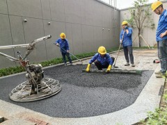 农村院子千万不要铺地砖了，透水混凝土地坪轻松解决雨后积